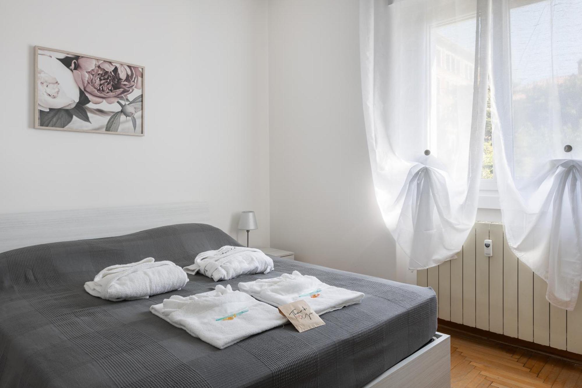 The Black Swan Apartment Триест Екстериор снимка