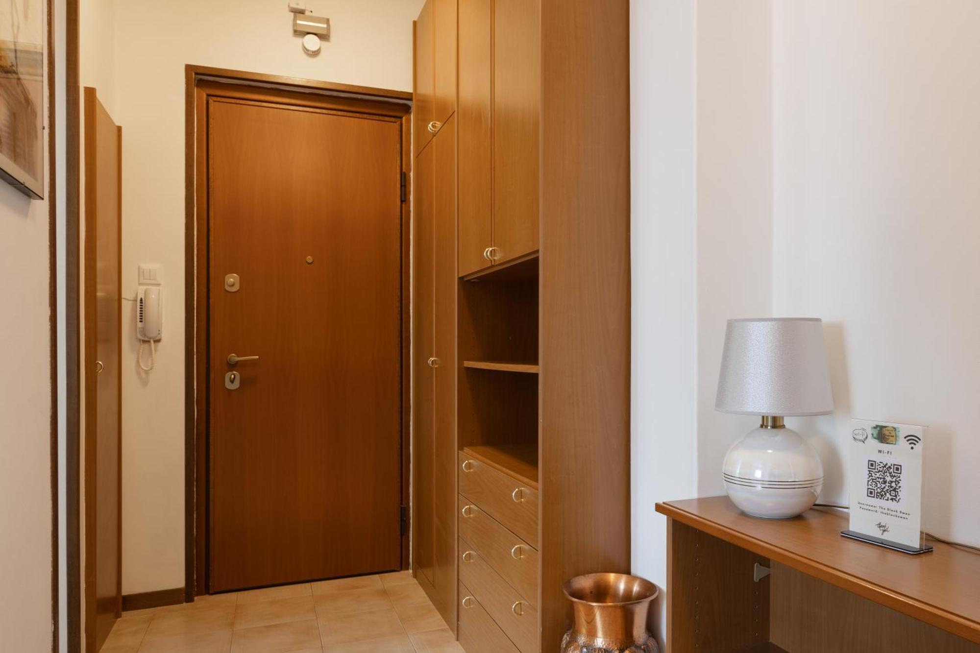 The Black Swan Apartment Триест Екстериор снимка